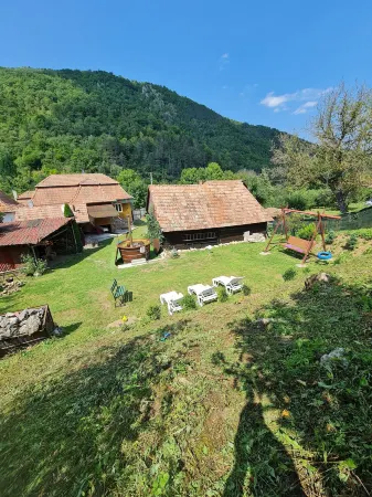 House of Rei with Hot Tube Отели в г. Petrestii de Jos