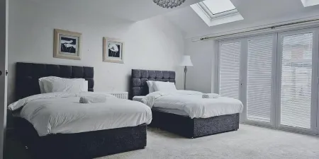 House - Sleeps 11 - Parking - Station Close Отели в г. Коттам