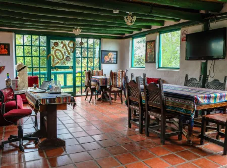 Hostería Colibri Aeropuerto Отели в г. Чека