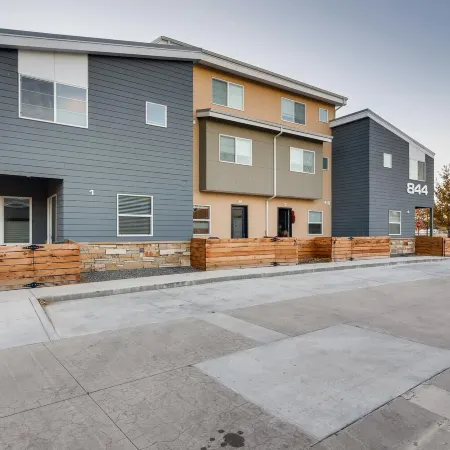 Fancy Townhome Near Old Town, Breweries and River!