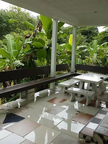 รูปภาพของโต๊ะไม้รีสอร์ท