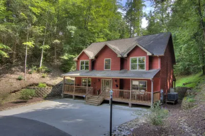 Country Roads by HoneyBear Cabins Hotels near Brian Hoffman's Remembering Red - A Tribute To Red Skelton