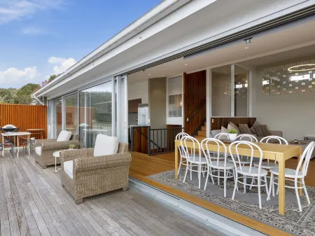 Spectacular Views - 5 Bedroom House and Unit - Free Parking - Free Wifi