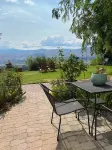 Spectacular skyline, river views from lovely yard. Bright and beautiful space.