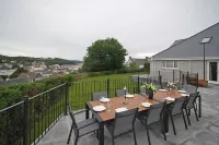The Hawthorns - Large Luxury Cottage, Hot Tub, Sea Views - parking