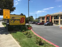 Super 8 by Wyndham Salinas - parking