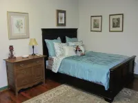 The Tinder Guest House Hotels near Calvary Pentecostal Tabernacle