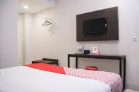 Super OYO 1006 Azzahra Guest House Syariah Hotels in Salahutu