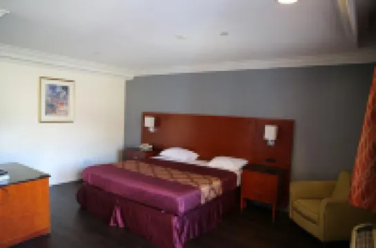 Chateau Inn & Suites