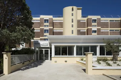 Logis Hôtel les Pins - Opéralia Hotels in Balaruc-le-Vieux