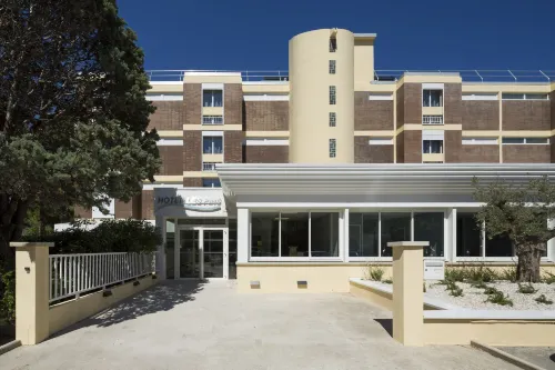 Logis Hôtel les Pins - Opéralia Hotels in Balaruc-les-Bains