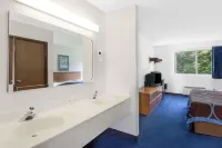 Super 8 by Wyndham Kingston Отели в г. Ольстер
