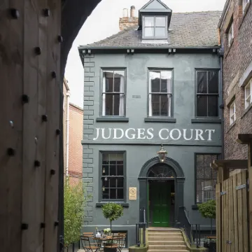 Judges Court Отели рядом с достопримечательностью «Фэйрфакс-Хаус»