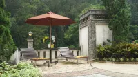 Pines Garden Resort Hotell i Dayurejo
