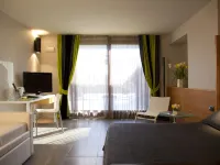 هوتل زون Hotels near مستشفى جيميللي
