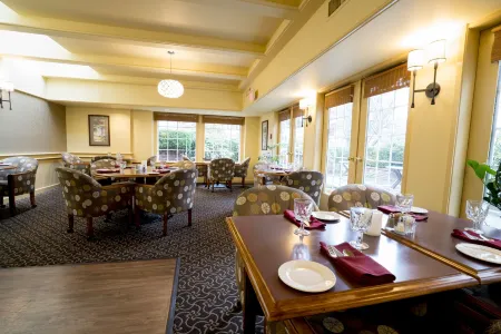 Royal Scot Hotel & Suites Отели рядом с достопримечательностью «Art Gallery of Greater Victoria»