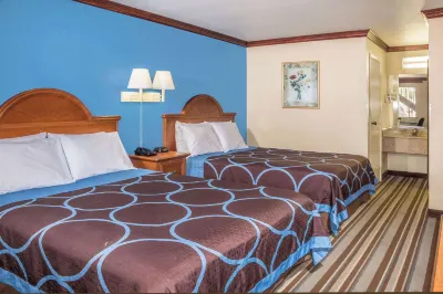 Super 8 by Wyndham San Marcos فنادق في Martindale