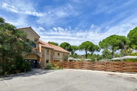 Villa Martégale Hôtel Restaurant Отели в г. Сен-Митр-Ле-Рампар