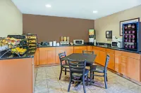 Microtel Inn & Suites by Wyndham Holland Hotel di Belanda