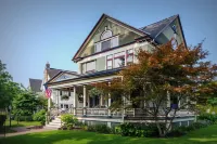 2W Lake Hotels near Thayer Park
