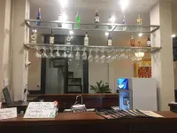 Backhome Hostel & Bar
