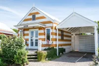 Beach Huts Middleton Hotels in Goolwa