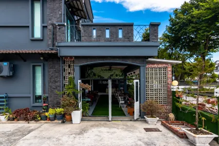 The Best Hotel in Bayan Lepas - the Lov Penang Отели рядом с достопримечательностью «Penang War Museum»