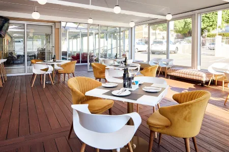 First Group Mount Sierra Отели рядом с достопримечательностью «Devil's Peak»