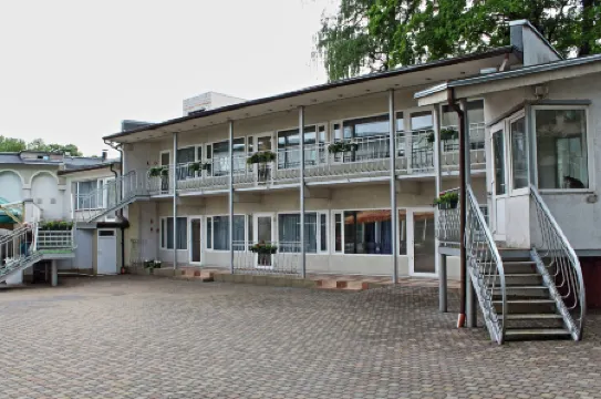 NB Hotel with Free Parking