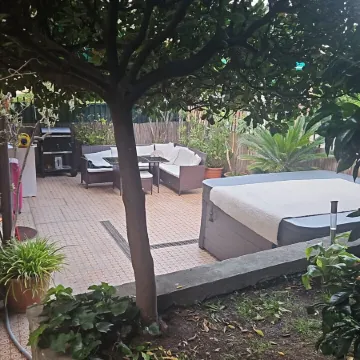 Rapallo 2-Bed Apt, Sleeps 5 with Hot Tub