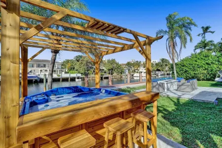 7 Br Intercostal Beauty with Heated Pool