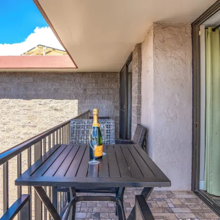 Refined Oceanfront Vistas