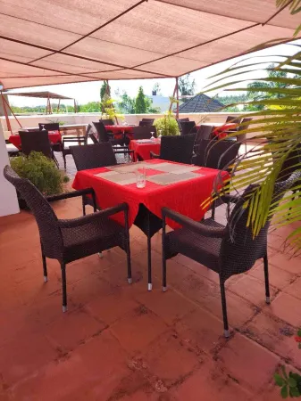 Lux Suites Diani Airstrip Villas Отели рядом с достопримечательностью «Chillspot Nirvana backpackers and bar and grill»