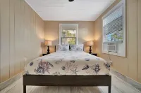 ST Pet Friendly Beachside Bungalow #1 & BBQ Grill - 주차장