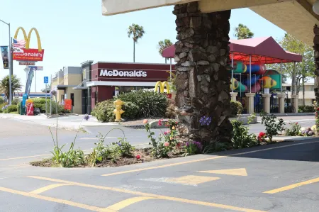 Valli Hi Motel Отели рядом с достопримечательностью «Лас Америка Премиум Аутлетс»