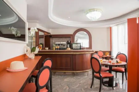 Hotel Olympia Отели рядом с достопримечательностью «Трофей Августа»