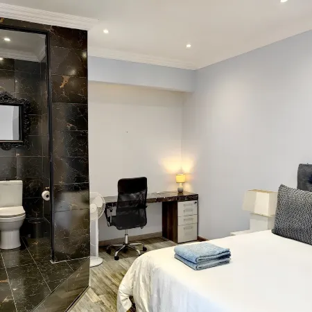 4 on Pritchard Luxury Suites Отели рядом с достопримечательностью «Браамфонтейн»