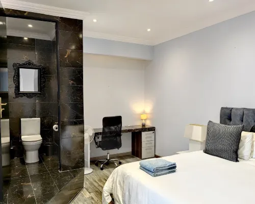 4 on Pritchard Luxury Suites Các khách sạn gần Ga Braamfontein