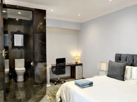 4 on Pritchard Luxury Suites Hotels in der Nähe von Vorort Braamfontein