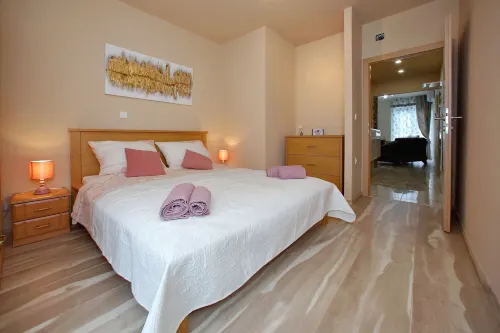 Few Steps from the Center - New and Modern Apartment for 4 Persons - جاكوزي