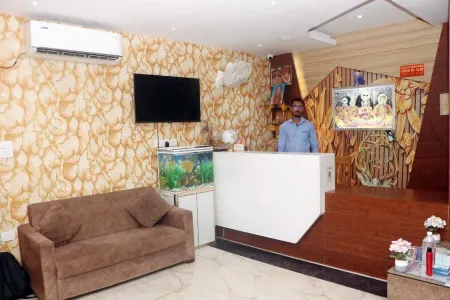 RBS Hotel & Restaurant In-Front Ram Temp Отели в г. Айодхья