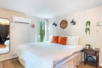 Lakeshore Oasis by Avantstay Private Beach, Views, Hot Tub, Volleyball