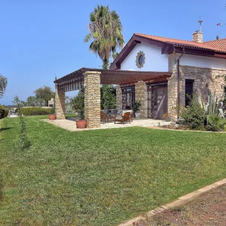 Incredible Large Villa In Paphos sleeps 14 Children Pool, Jacuzzi, Huge Garden