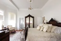 The Queen on Main Hotels in Winters