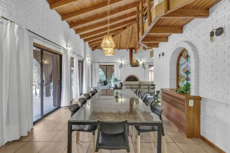 FLIPHAUS Wine Country Viamonte Отели в г. Лухан де Куйо