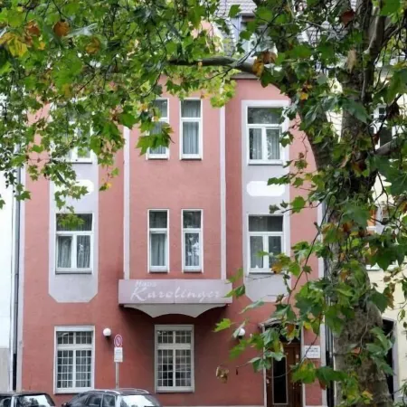 Hotel Karolinger - Self Check-IN Отели рядом с достопримечательностью «Фрайцайтпарк Уленбергштарссе»