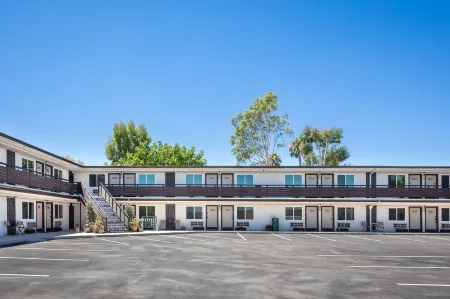 California Inn Отели рядом с достопримечательностью «Луигис Ролликин Роудстерс»