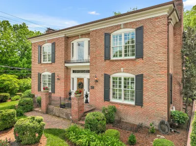 Stunning Antebellum Home with Theater and Garden - Elegant Historic Oasis Hotel di Franklin