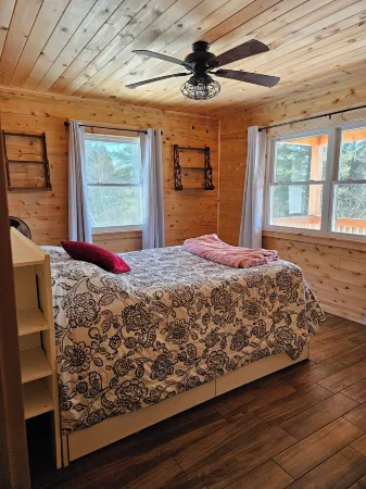 Lovely 4 bedroom Log cabin in Island Pond VermontSnow Mobile Capitol of NEK