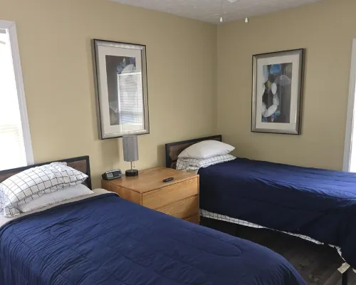 Cozy 2-bedroom newly renovated with balcony and updated kitchen and bath. Hotels in Lorain